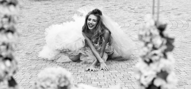 Pembe elbiseli genç gelin