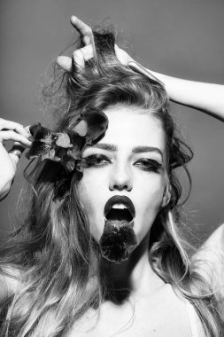 Sanat makyaj ve petal güzel kadınla