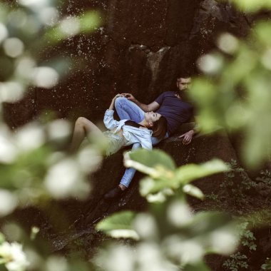 Sonra uzun yolculuk için tasarlanmıştır. Çift aşk ve romantizm keyfini çıkarın. Şehvetli çift tatil gezisinde. Seksi kadın ve doğal peyzaj üzerinde sakallı adam. Yaz tatilde aşık çift