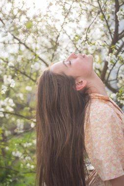 Ben özgürüm. Bahar kadın. çiçeği. Bahar ve tatil. Kadın moda makyaj ile. Doğal güzellik ve spa terapisi. Uzun saçlı kız yaz. yüz ve cilt bakımı. Yaz aylarında seyahat