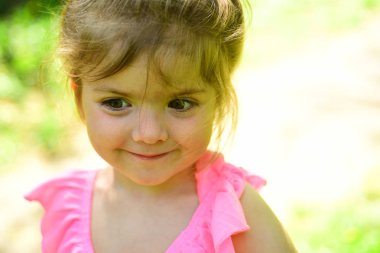 Tebrik yaz. Bahar. hava tahmini. Küçük çocuk. Doğal güzellik. Çocuk günü. yüz ve cilt bakımı. çiçekler alerjisi. Güneşli bahar, küçük kız. Yaz kız moda. Mutlu çocukluk