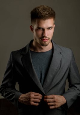 iş adamı. Sakal ve yüz bakımı. yüz duygular. Moda portre bir adam. moda tıraşsız sakallı adam. erkek bakım ve Kuaför. resmi moda modern yaşam için. başarılı bir iş adamı