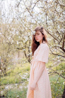 Bahar kadın. Bahar ve tatil. çiçeği. Bahar günü zevk. Kadın moda makyaj ile. Doğal güzellik ve spa terapisi. Uzun saçlı kız yaz. yüz ve cilt bakımı. Yaz aylarında seyahat