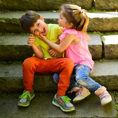 küçük kız ve erkek merdivenlerde. İlişkiler. çocukluk ilk aşk. iki küçük çocuk. Erkek ve kız. yaz tatili ve tatil. arkadaşlarım, dostluk ve aile değerleri. Seni öpmeme izin