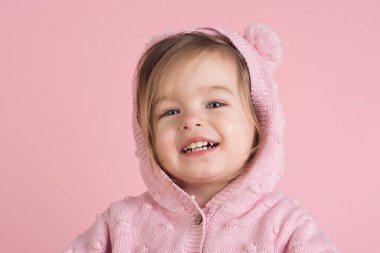 eğleniyor. küçük kız çocuk gülümseyen. küçük mutlu kız. çocukluk ve mutluluk. sonbahar ve ilkbahar moda evlat. küçük çocuk pijama içinde. Kız