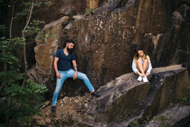 Aceleye gerek yok. Çift aşk ve romantizm keyfini çıkarın. Seksi kadın ve doğal peyzaj üzerinde sakallı adam. İki yaz tatilde aşık. Tatil gezisinde şehvetli çift