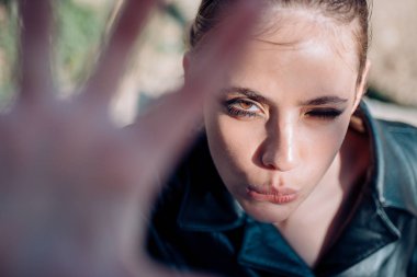 Kız el hareketi ile. Bahar kadın. Bahar ve tatil. Yüz ve cilt bakımı. Güneş ışığı kız. Doğal güzellik ve spa terapisi. Kadın moda makyaj ile. Taze funky güzellik