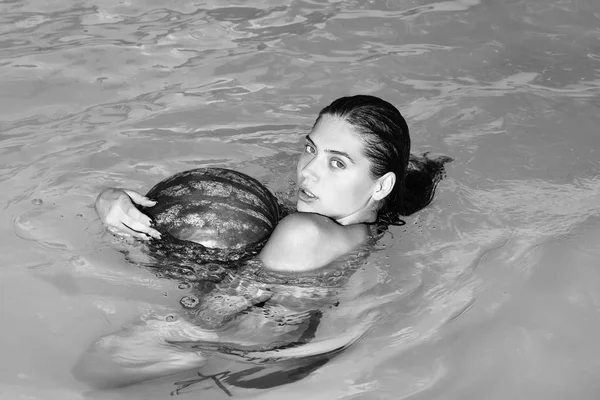 Γυναίκα με καρπούζι στην πισίνα — Φωτογραφία Αρχείου