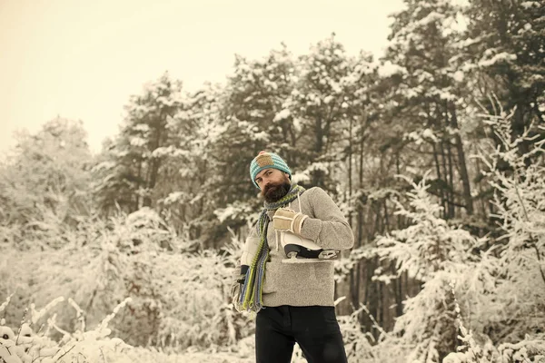Homem de casaco térmico, barba quente no inverno . — Fotografia de Stock