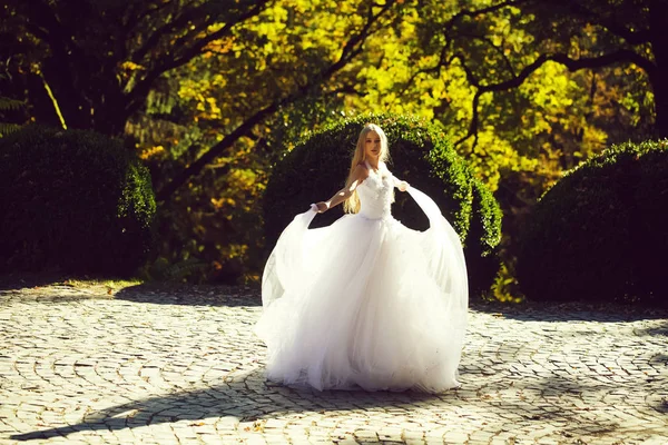 Menyasszony szép ruháját szabadtéri — Stock Fotó