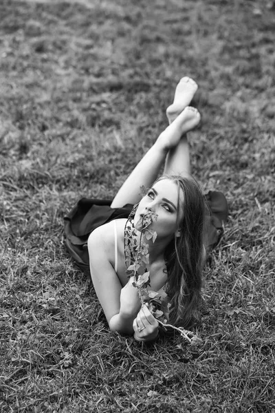 Pěkná holka na zelené trávě — Stock fotografie