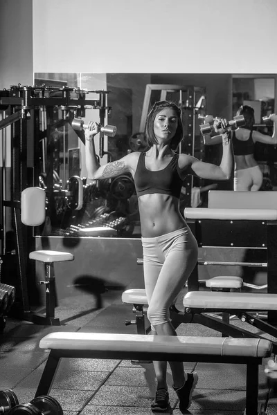çok seksi kadın metalik dumbbells ile eğitim
