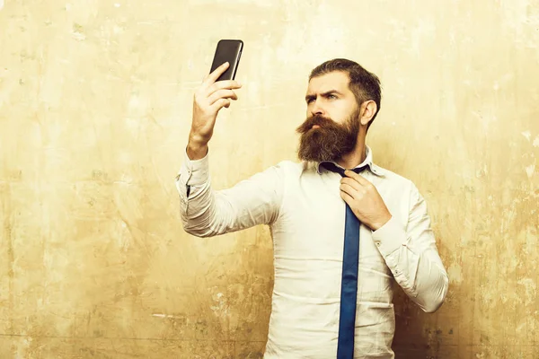 Homem com barba longa falando ao telefone — Fotografia de Stock