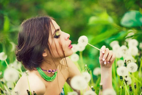 Mädchen mit modischem Make-up und Perlen in grünen Blättern — Stockfoto