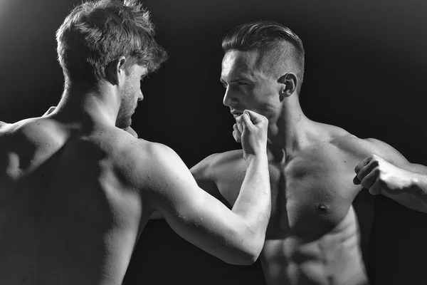 Jovens homens musculosos boxe — Fotografia de Stock