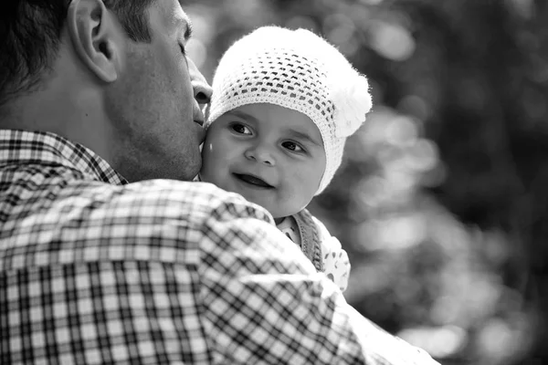 Père embrassant et tenant fille — Photo