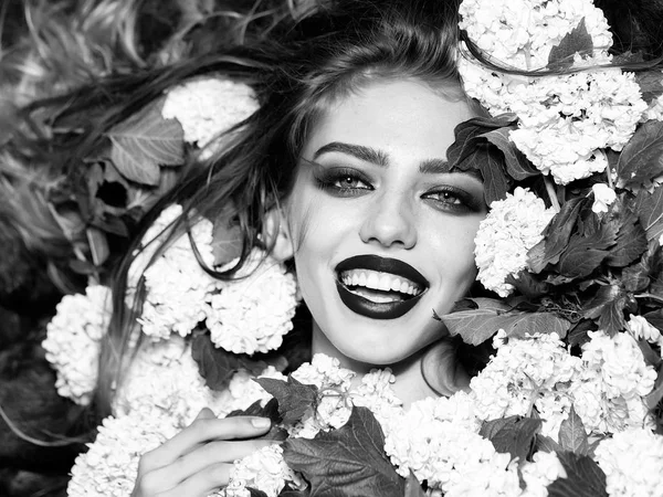 Femme souriante en fleur blanche — Photo