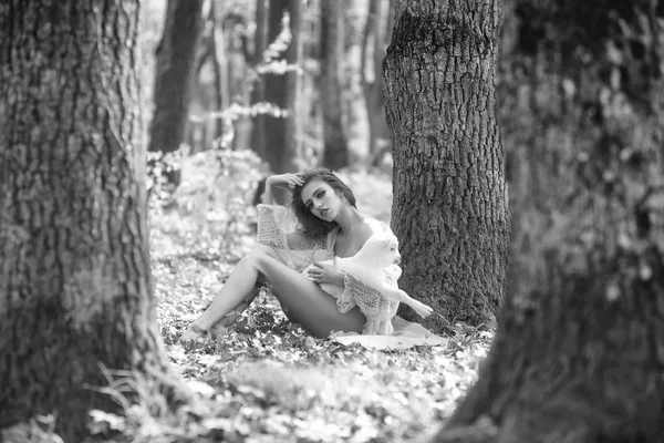 Jeune femme avec chèvre en forêt — Photo