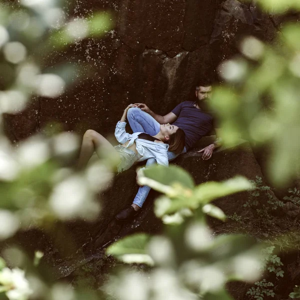 Sonra uzun yolculuk için tasarlanmıştır. Çift aşk ve romantizm keyfini çıkarın. Şehvetli çift tatil gezisinde. Seksi kadın ve doğal peyzaj üzerinde sakallı adam. Yaz tatilde aşık çift