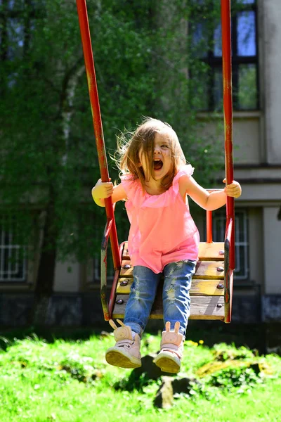 Groot genoegen. romantische kleine meisje op de schommel, zoete dromen. Gelukkig lachen kind meisje op schommel. Klein jong geitje spelen in de zomer. jeugd daydream .teen vrijheid. Speeltuin in park — Stockfoto