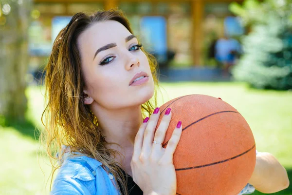 Atletik ve güzel. Güzel kadın basketbol ile. Seksi kadın zevk topu egzersizleri spor eğitim için. Spor kadın. Bir topu çekim şehvetli basketbolcu — Stok fotoğraf