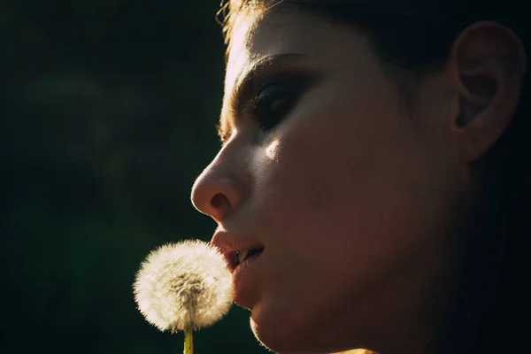 Menina de verão com cabelo comprido. dente-de-leão. Mulher com maquiagem de moda. Mulher da Primavera. Primavera e férias. Beleza natural e terapia de spa. rosto e cuidados com a pele. Viaje no verão. Sinto muito. — Fotografia de Stock