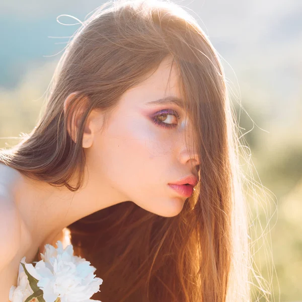 Přírodní Krásy Lázeňské Terapie Letní Dívka Dlouhými Vlasy Obličej Péče — Stock fotografie