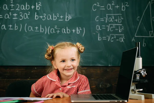 Il futuro studente risponde alla lavagna. Bambina apprendimento per esame futuro — Foto Stock