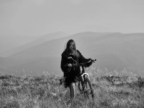 Дівчина з велосипедом на горі — стокове фото
