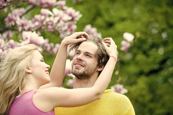 Verliebtes Paar in blühende Blume, Frühling. — Stockfoto