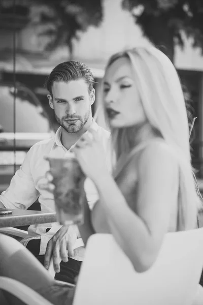 Сексуальна пара закохана в кафе на відкритому повітрі — стокове фото