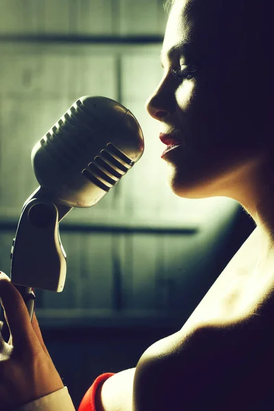 Sensuell kvinna med mikrofon — Stockfoto
