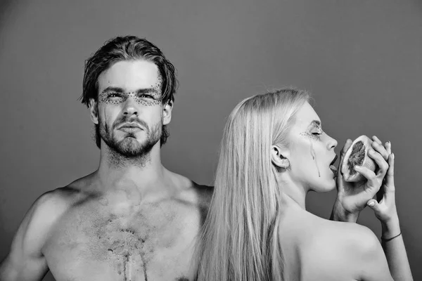 Jovem casal de mulher e homem com maquiagem segurar toranja — Fotografia de Stock