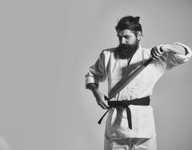 kimono yeşil beysbol sopası ile ciddi karate adam sakallı