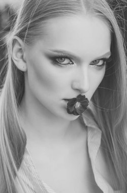 Cilt Bakımı ve kozmetik için telafi. Güzellik model glamour makyaj ve ağız içinde kırmızı çiçek ile. Göz makyajı, sarı saçlı, Bahar ve yaz olan kadın. Kadın genç cilt tipi, Cilt Bakımı ve spa ile.