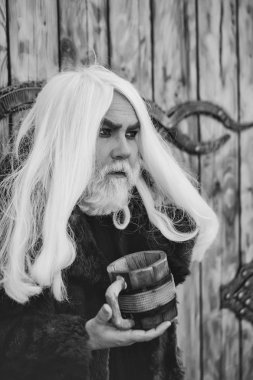 sakallı adam ahşap kupa ile