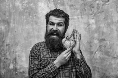 Sakallı mutlu sakallı adam pembe Tekstil kalp tutar