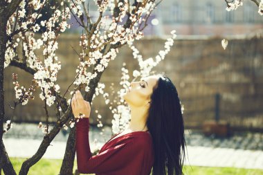 Bahar çiçeği kadınla