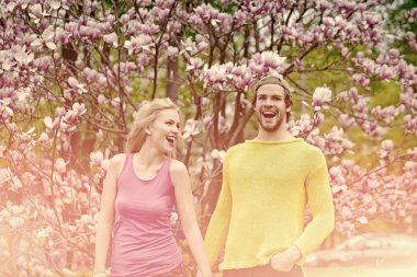 Bahar, doğa, çevre. Erkek ve kadın Bahar, Paskalya. Şehvetli kadın ve erkek Manolya çiçek. Çift çiçek çiçek aşık, Bahar. Aşk ve romantizm, ilişki, mutlu çift. Aile