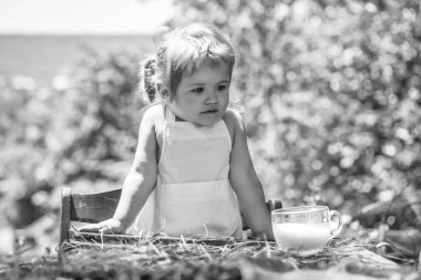 Beyaz önlük içinde küçük çocuk