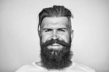 sakallı adam gülümsüyor