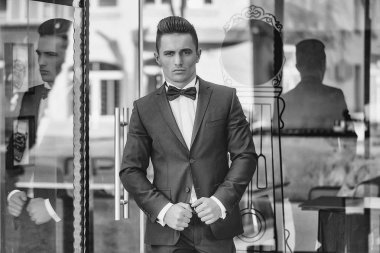 Takım elbiseli genç adam. 