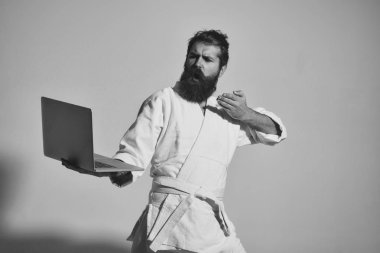 kimono dizüstü bilgisayar ile ciddi karate adam sakallı