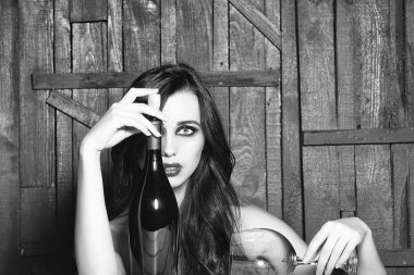 Şarap ile seksi kadın