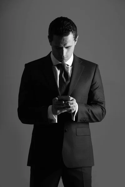 Homem de negócios usando smartphone ou telefone celular — Fotografia de Stock