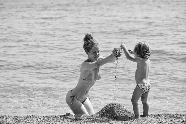 Mor och son på stranden — Stockfoto