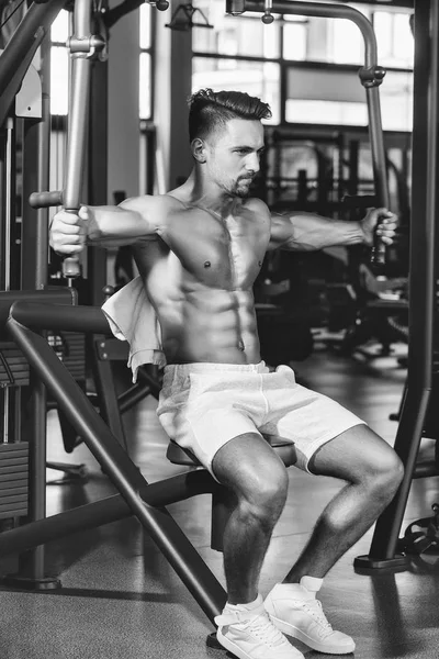 Kaslı adam spor salonunda eğitim — Stok fotoğraf