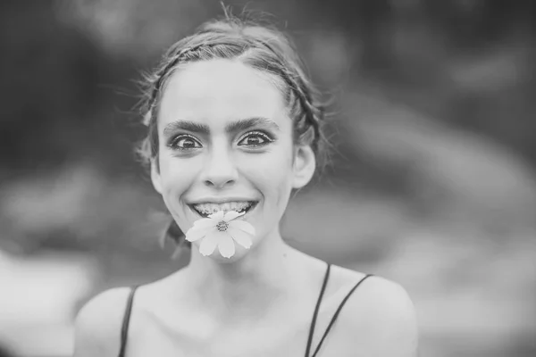 Szczęśliwa dziewczyna z stokrotka kwiat w ustach — Zdjęcie stockowe