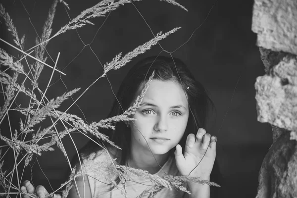 Jeune fille aux yeux bleus adorables, cheveux longs, beauté — Photo