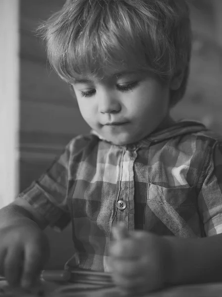 Petit garçon dessin d'enfant avec stylo marqueur coloré . — Photo
